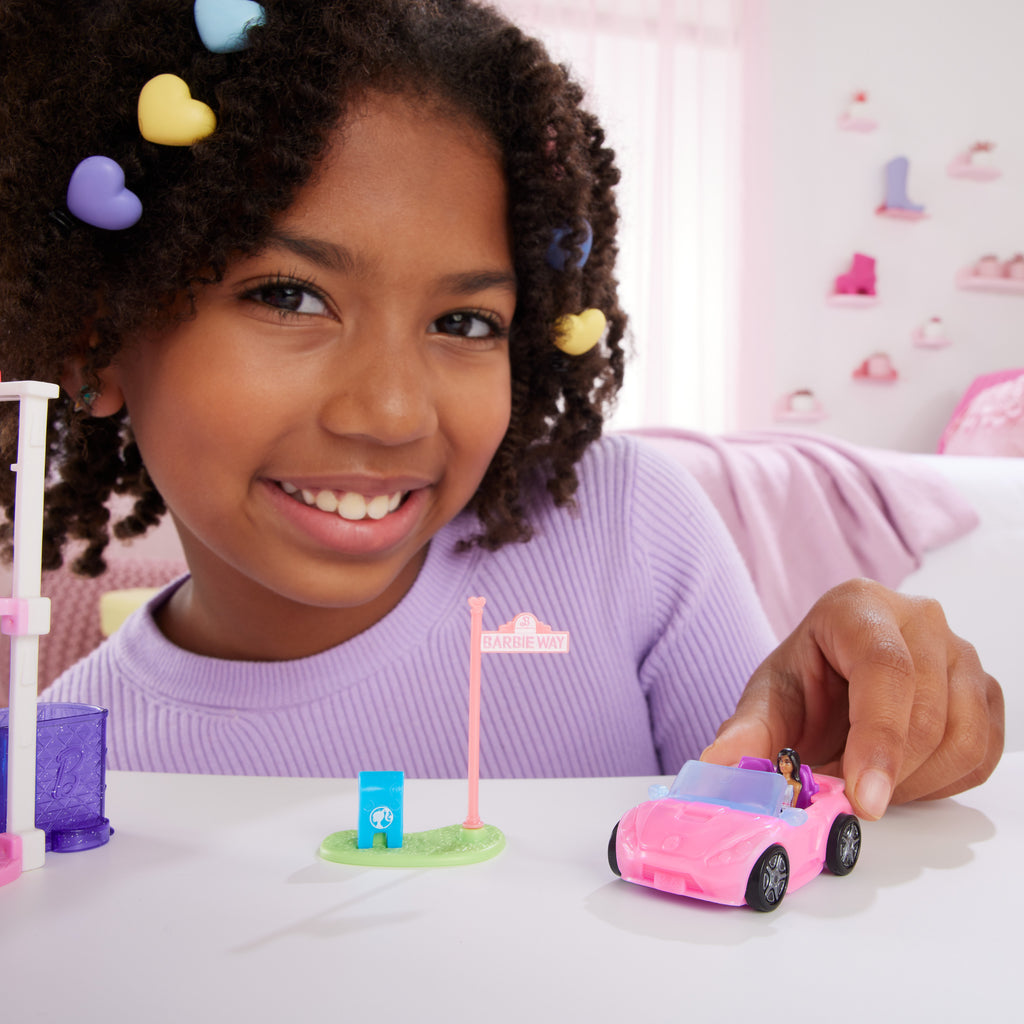 Barbie Mini BarbieLand bebek ve araç seti, 4 cm bebek ve renk değiştiren üstü açık araba