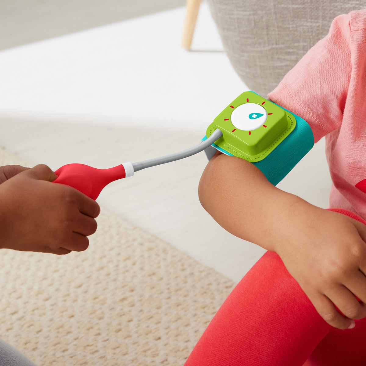 Okul öncesi çağdaki 3 yaş ve üzeri çocuklar için 7 parçadan oluşan Fisher-Price Doktor Seti doktor oyuncakları