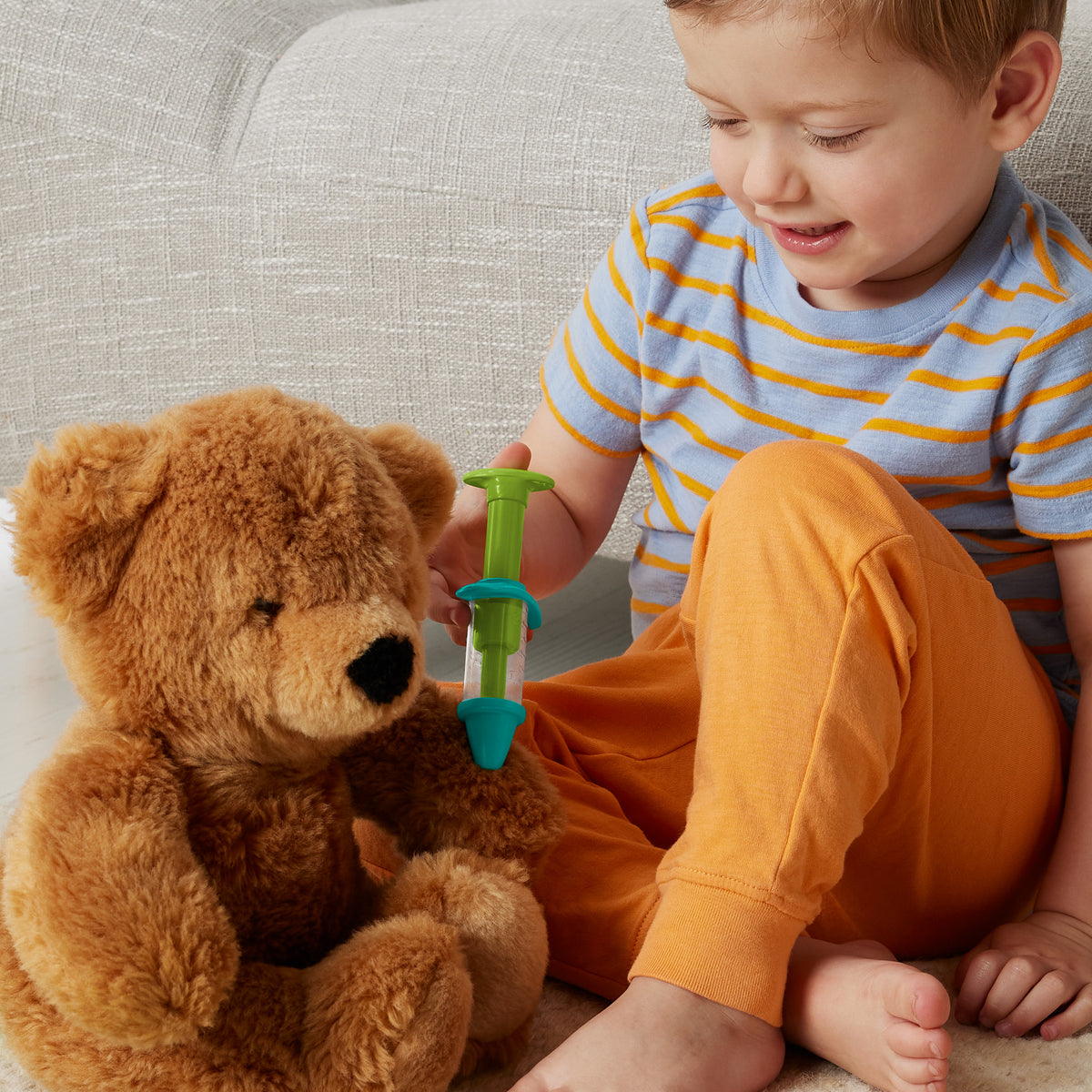 Okul öncesi çağdaki 3 yaş ve üzeri çocuklar için 7 parçadan oluşan Fisher-Price Doktor Seti doktor oyuncakları