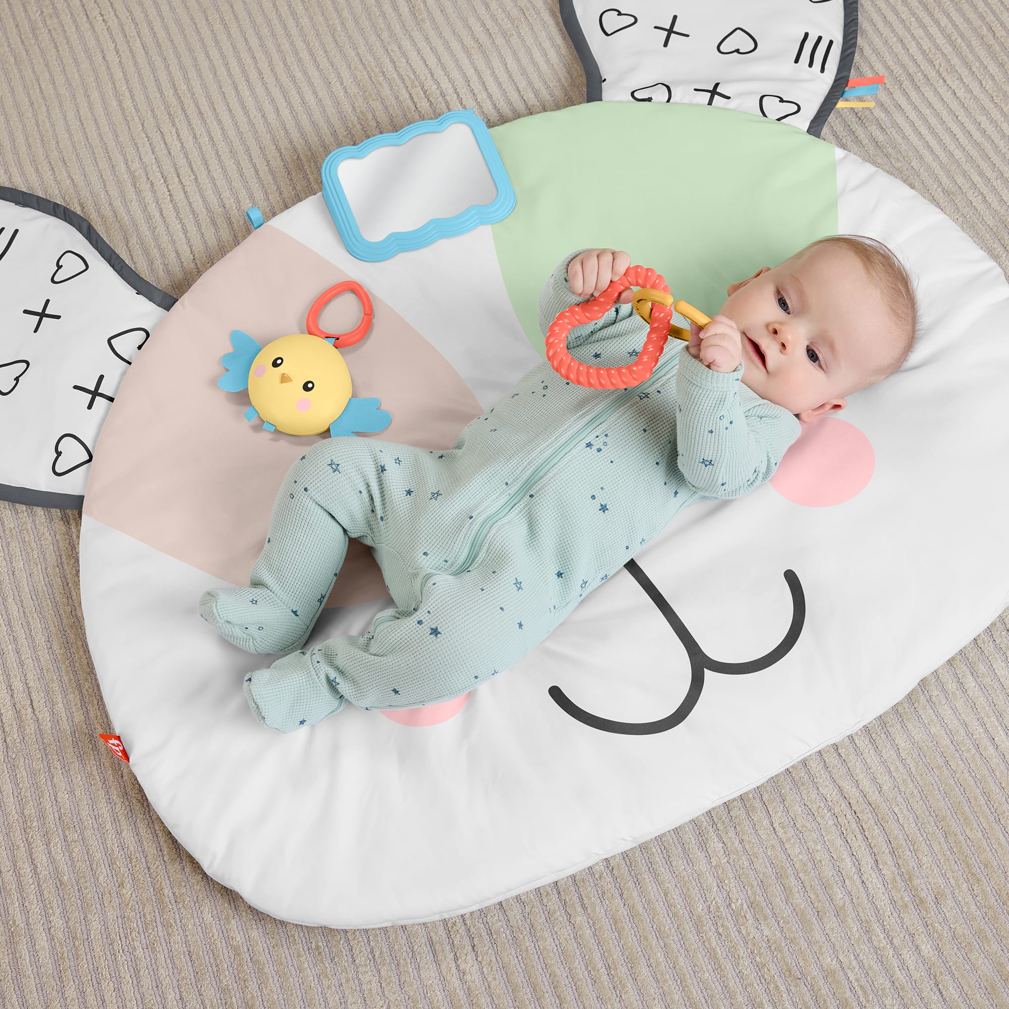 Yenidoğanların karın üstünde oynama zamanı için Fisher-Price Sevimli Köpekçik Büyük Oyun Minderi ve 2 bebek oyuncağı