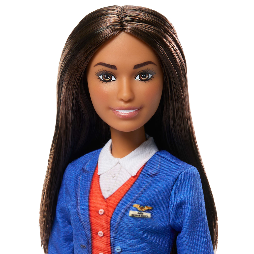 Bavul, kulaklık ve pasaport aksesuarlarıyla mavi üniforma giyen Hostes Barbie bebek
