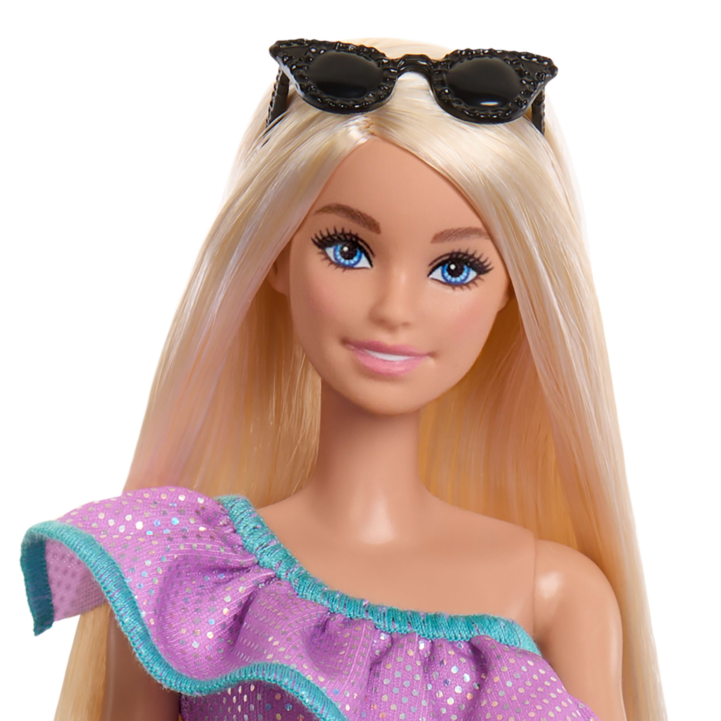 Parti elbiseleri ve çantalar dahil kıyafetleri ve aksesuarlarıyla Barbie bebek (3 farklı kombin)