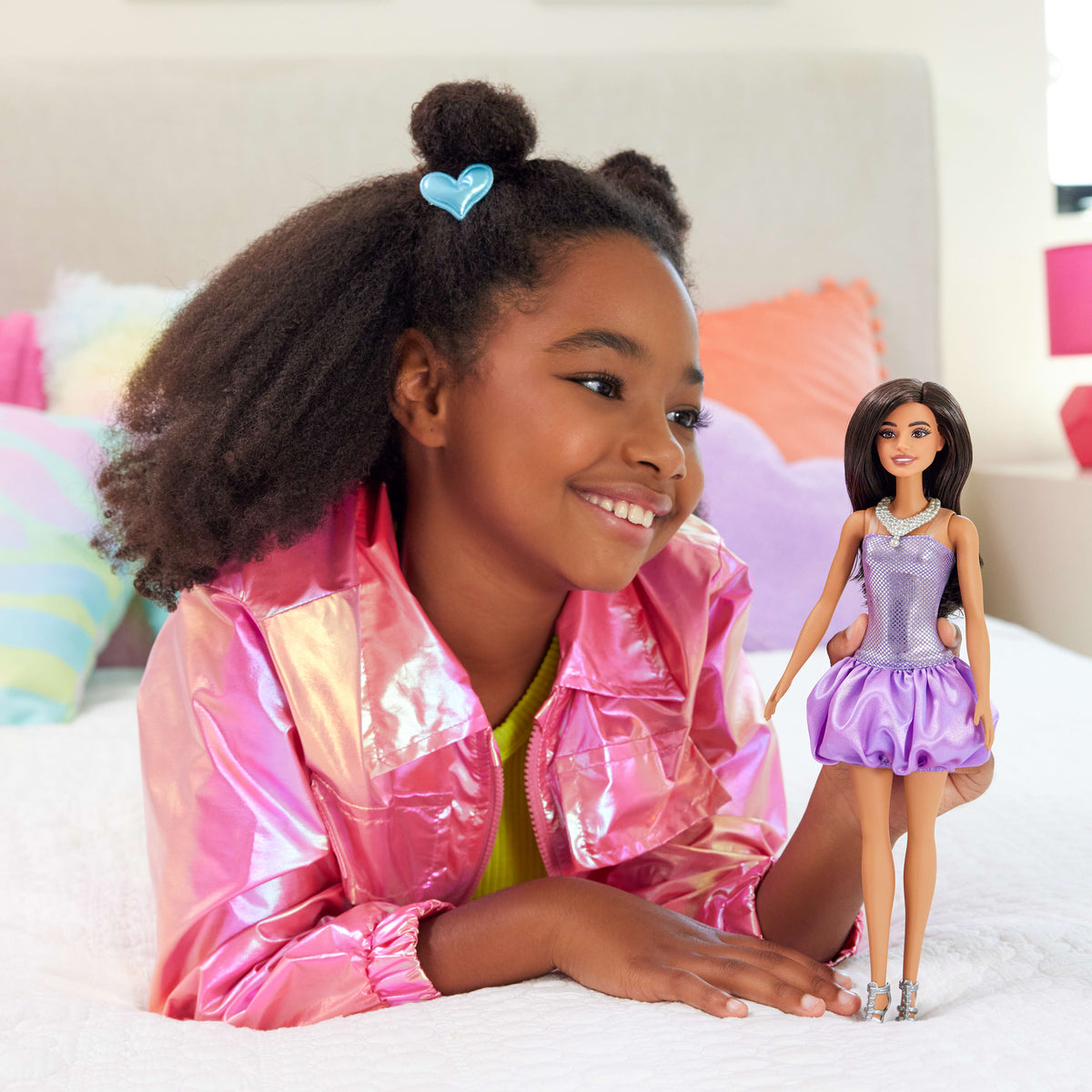 Payetli mor elbisesi ve gümüş rengi aksesuarlarıyla kahverengi saçlı Barbie Fashionistas bebek (234)