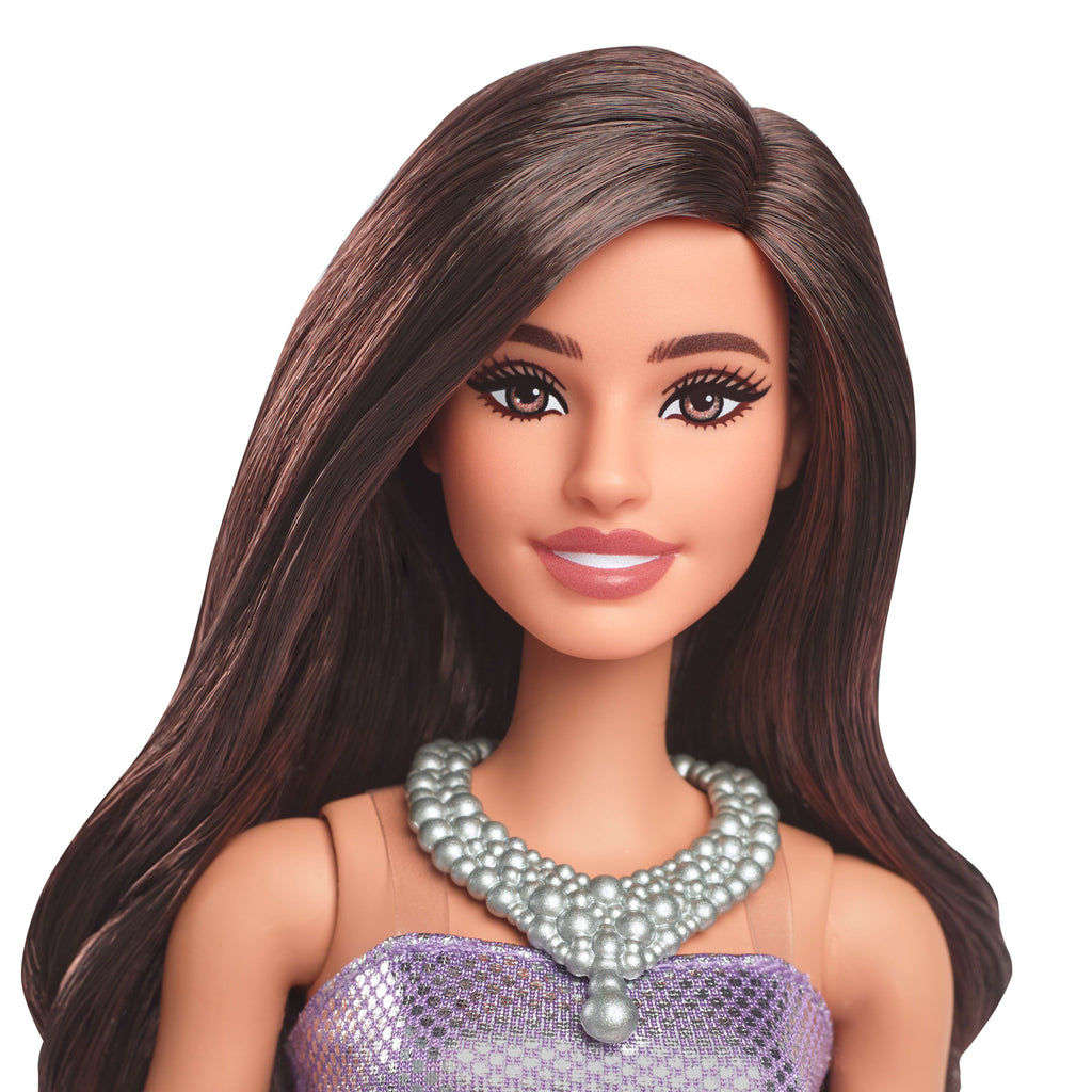 Payetli mor elbisesi ve gümüş rengi aksesuarlarıyla kahverengi saçlı Barbie Fashionistas bebek (234)