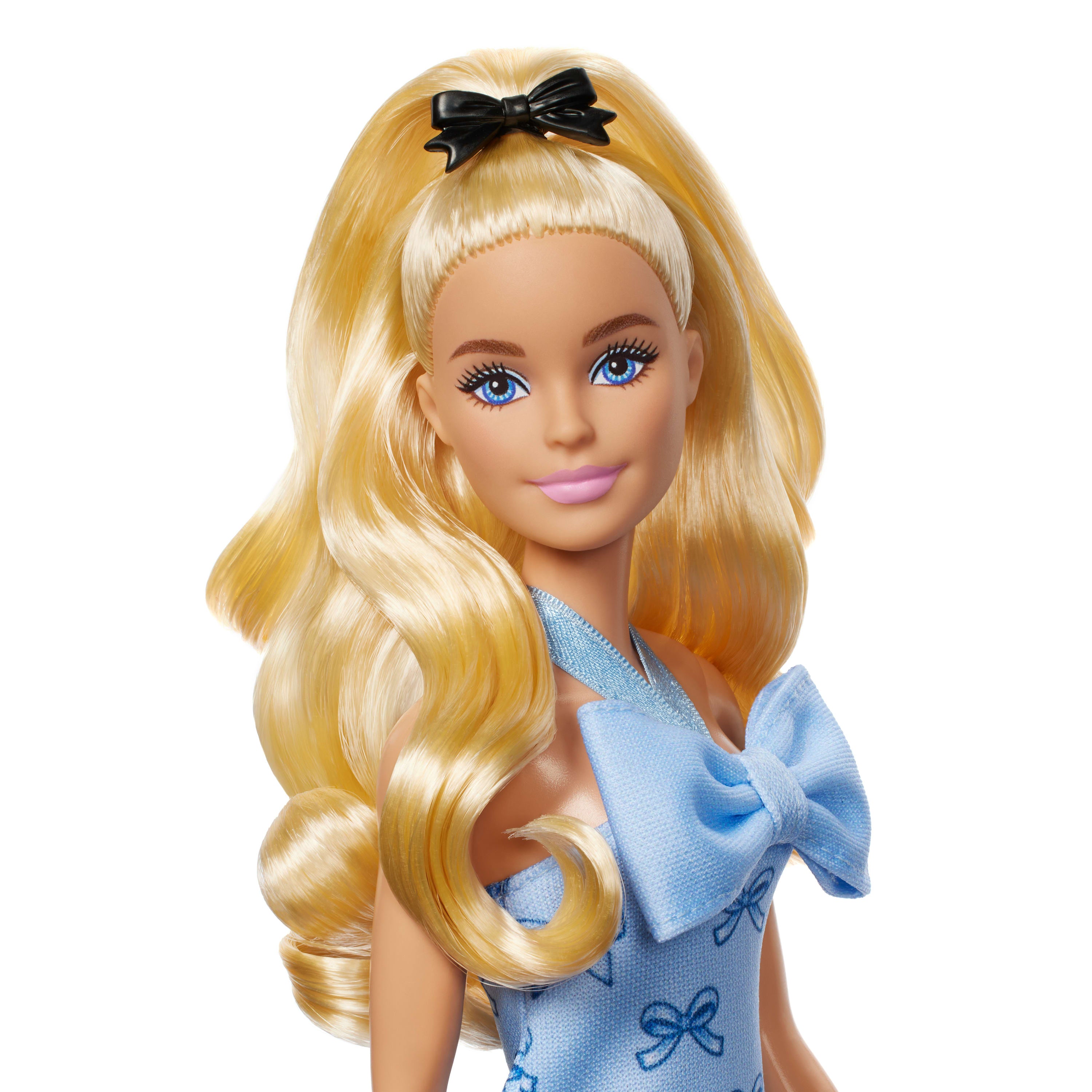 Fiyonklu ve önden bağlamalı mavi elbisesi ve fiyonklu tokayla at kuyruğu yaptığı sarı saçlarıyla Barbie Fashionistas bebek (237)