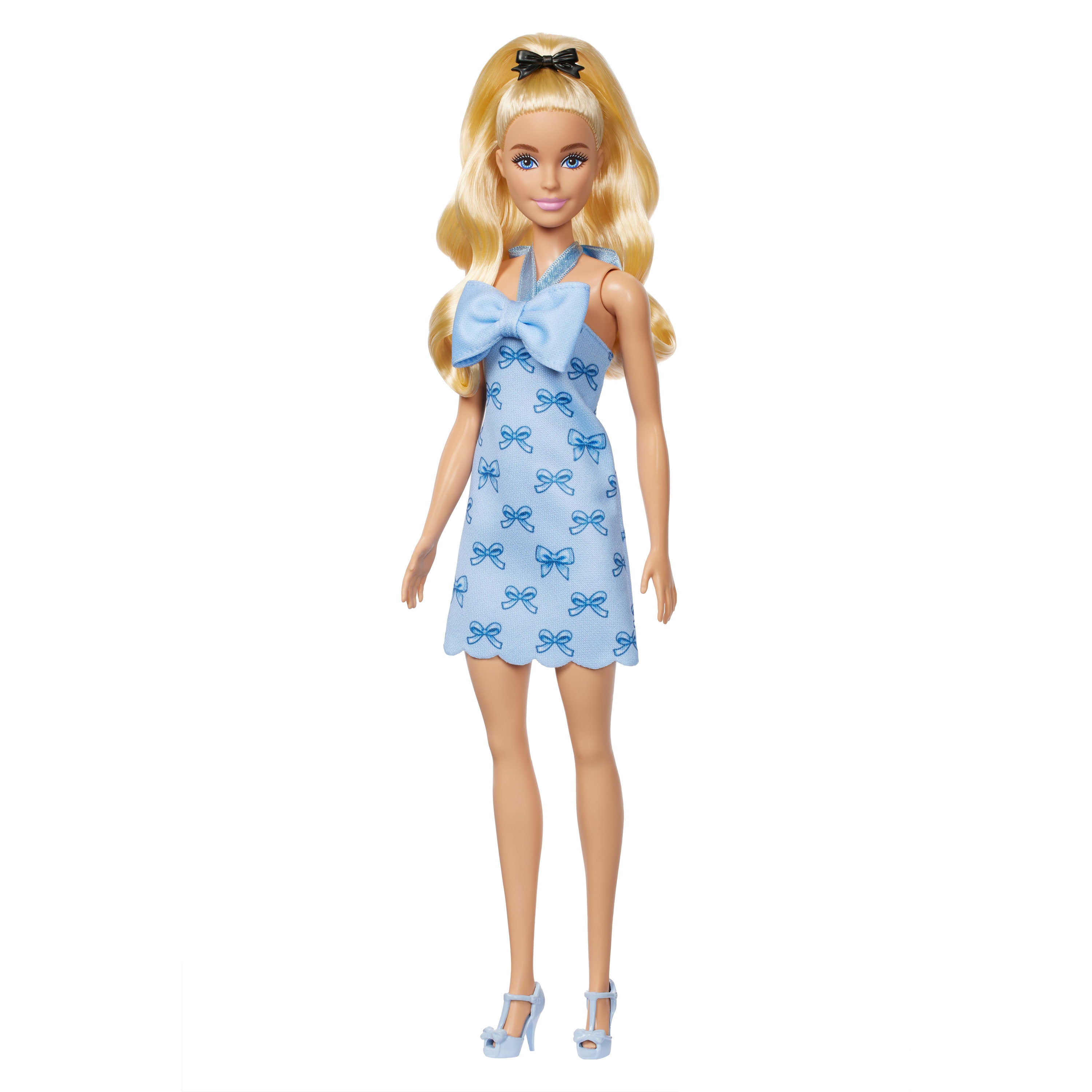 Fiyonklu ve önden bağlamalı mavi elbisesi ve fiyonklu tokayla at kuyruğu yaptığı sarı saçlarıyla Barbie Fashionistas bebek (237)