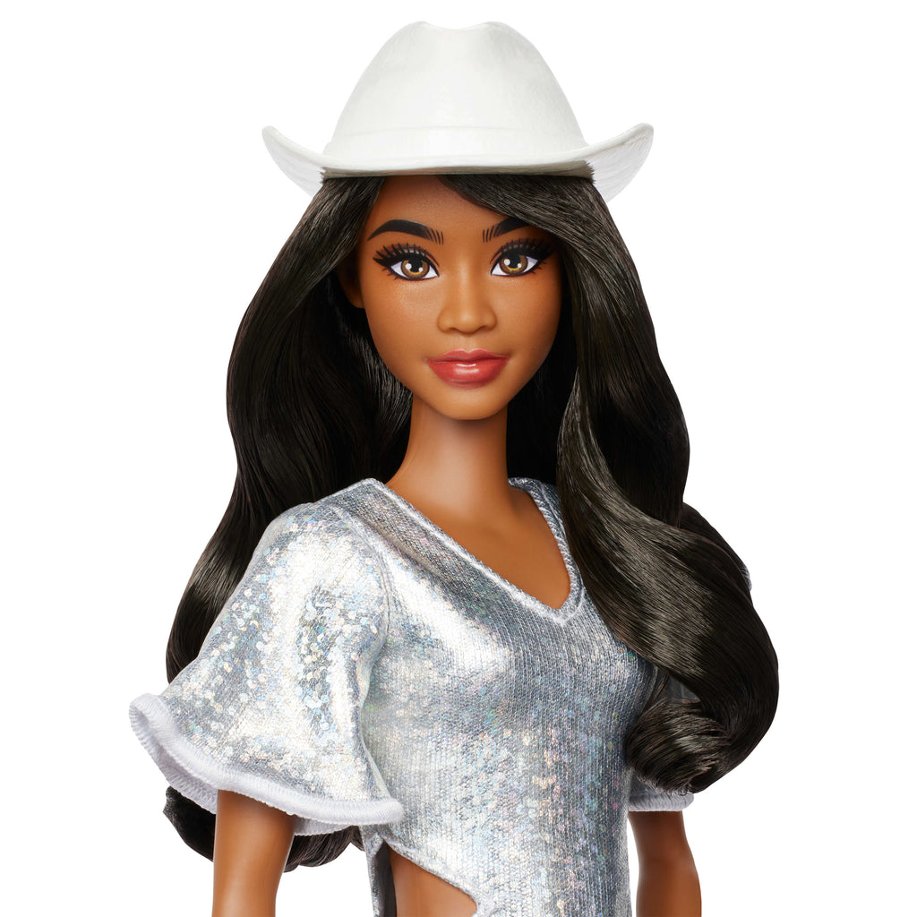 Gümüş rengi ışıltılı elbisesi, kovboy şapkası ve çizmeleriyle siyah saçlı Barbie Fashionistas bebek (239)