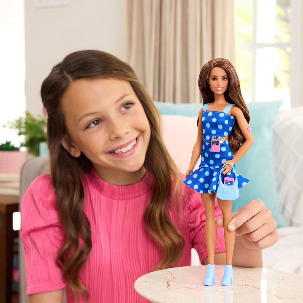 Puantiyeli kıyafeti ve aksesuarlarıyla tip 1 diyabeti olan Barbie Fashionistas bebek (242)