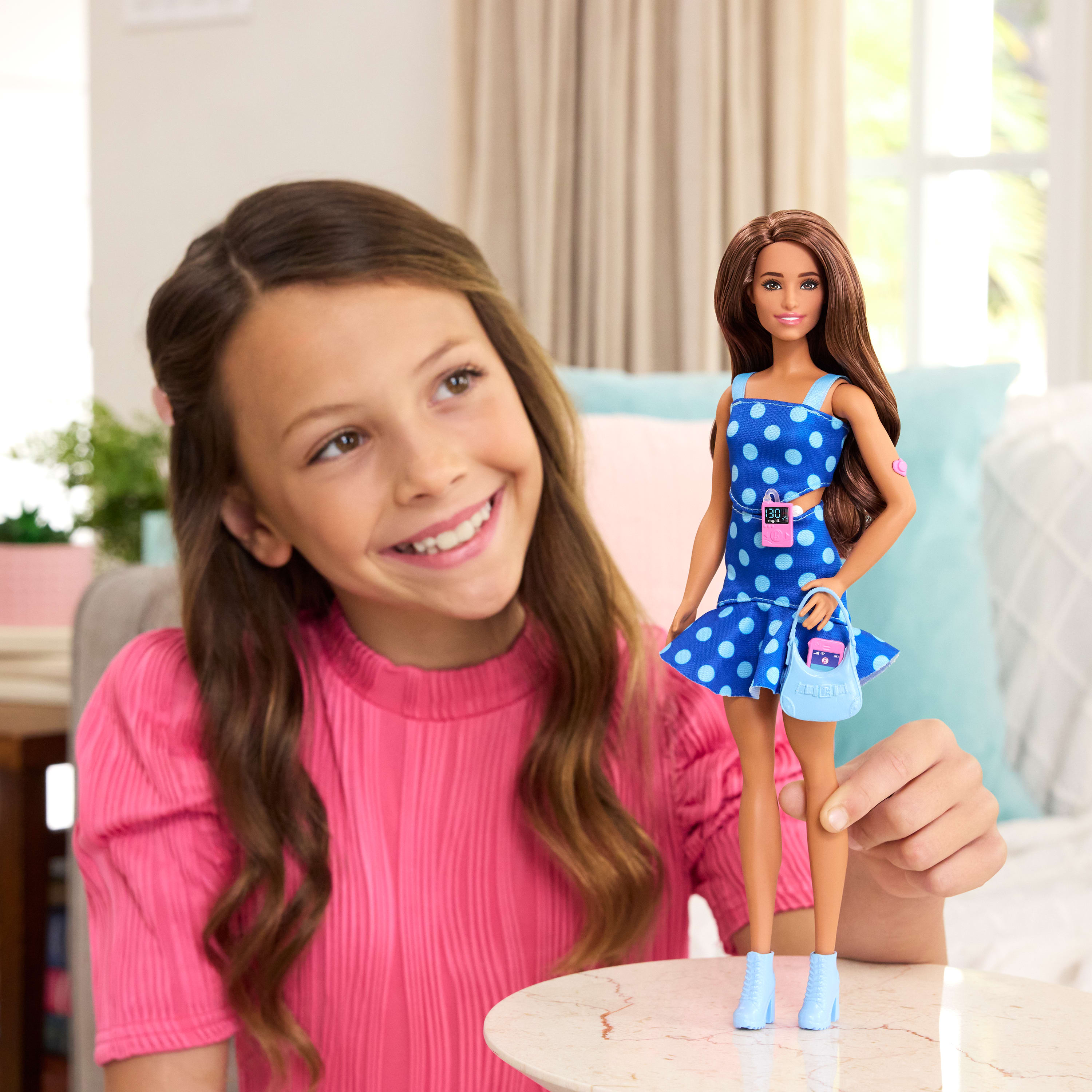 Puantiyeli kıyafeti ve aksesuarlarıyla tip 1 diyabeti olan Barbie Fashionistas bebek (242)