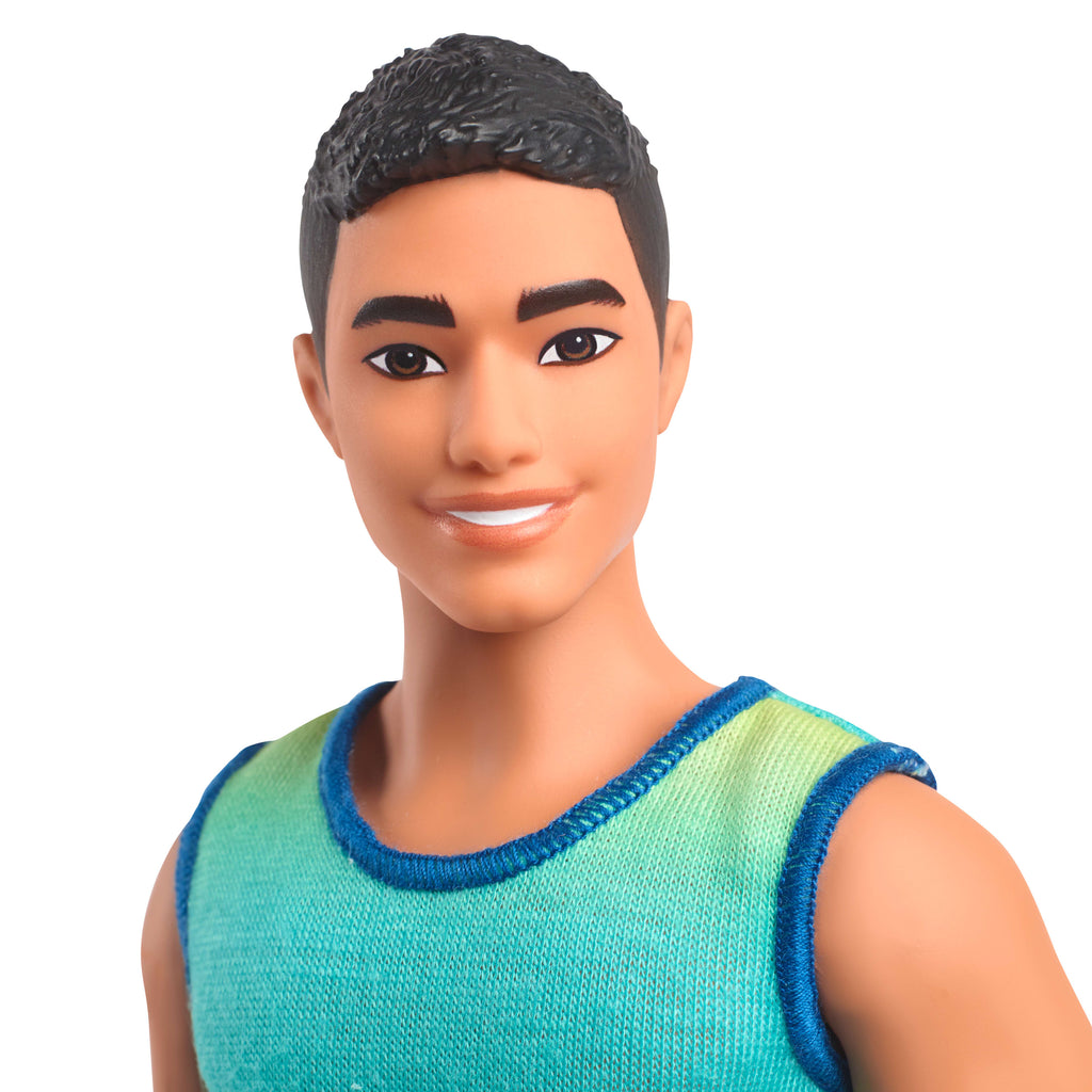Renk geçişli atleti ve kot şortuyla siyah saçlı Barbie Fashionistas Ken bebek (236)