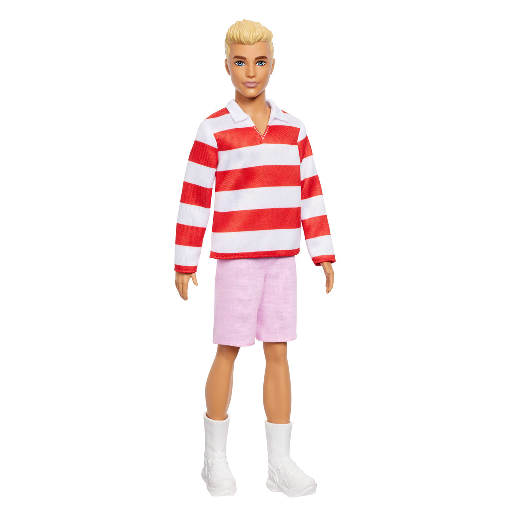 Kırmızı çizgili üstü, pembe şortu ve beyaz sneaker'larıyla sarışın Barbie Fashionistas Ken bebek #241