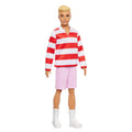 Kırmızı çizgili üstü, pembe şortu ve beyaz sneaker'larıyla sarışın Barbie Fashionistas Ken bebek #241