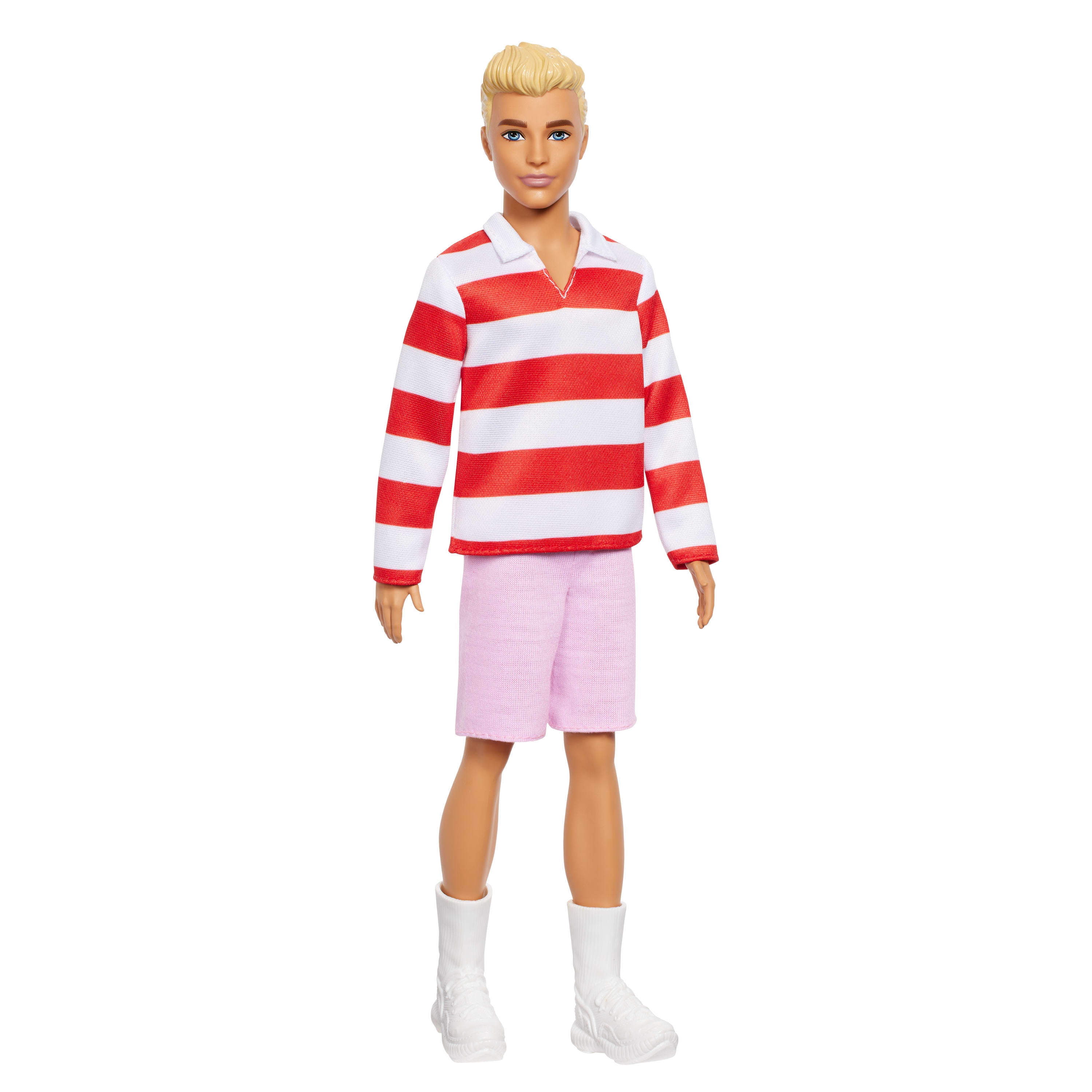 Kırmızı çizgili üstü, pembe şortu ve beyaz sneaker'larıyla sarışın Barbie Fashionistas Ken bebek #241
