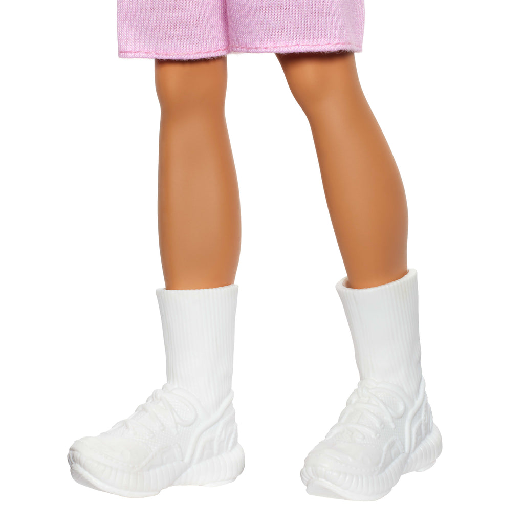 Kırmızı çizgili üstü, pembe şortu ve beyaz sneaker'larıyla sarışın Barbie Fashionistas Ken bebek #241