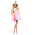 Şık aksesuarları ve klasik tarzdaki pembe kıyafetleriyle Barbie Stil İkonu bebekler