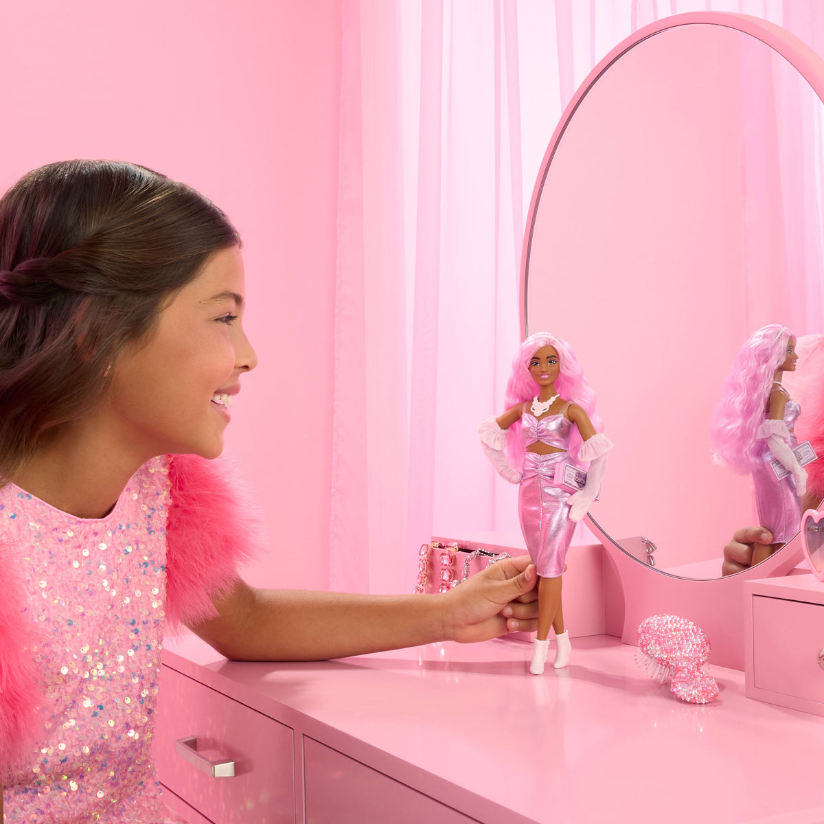 Klasik Barbie tarzındaki parlak pembe elbisesi ve kadife eldivenleriyle pembe saçlı Barbie Stil İkonu bebek (1)