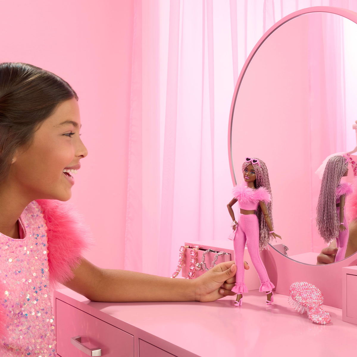 Pembe renkli yumuşacık takımıyla pembe ve kahverengi örgülü saçlı Barbie Stil İkonu bebek (4)