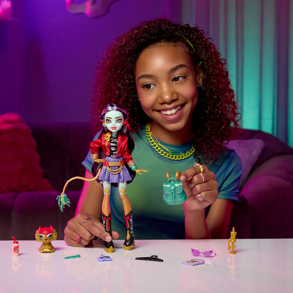 Monster High Jinafire Long bebek, köpekçiği Cloudy "Yun Yun" ve 7 aksesuar