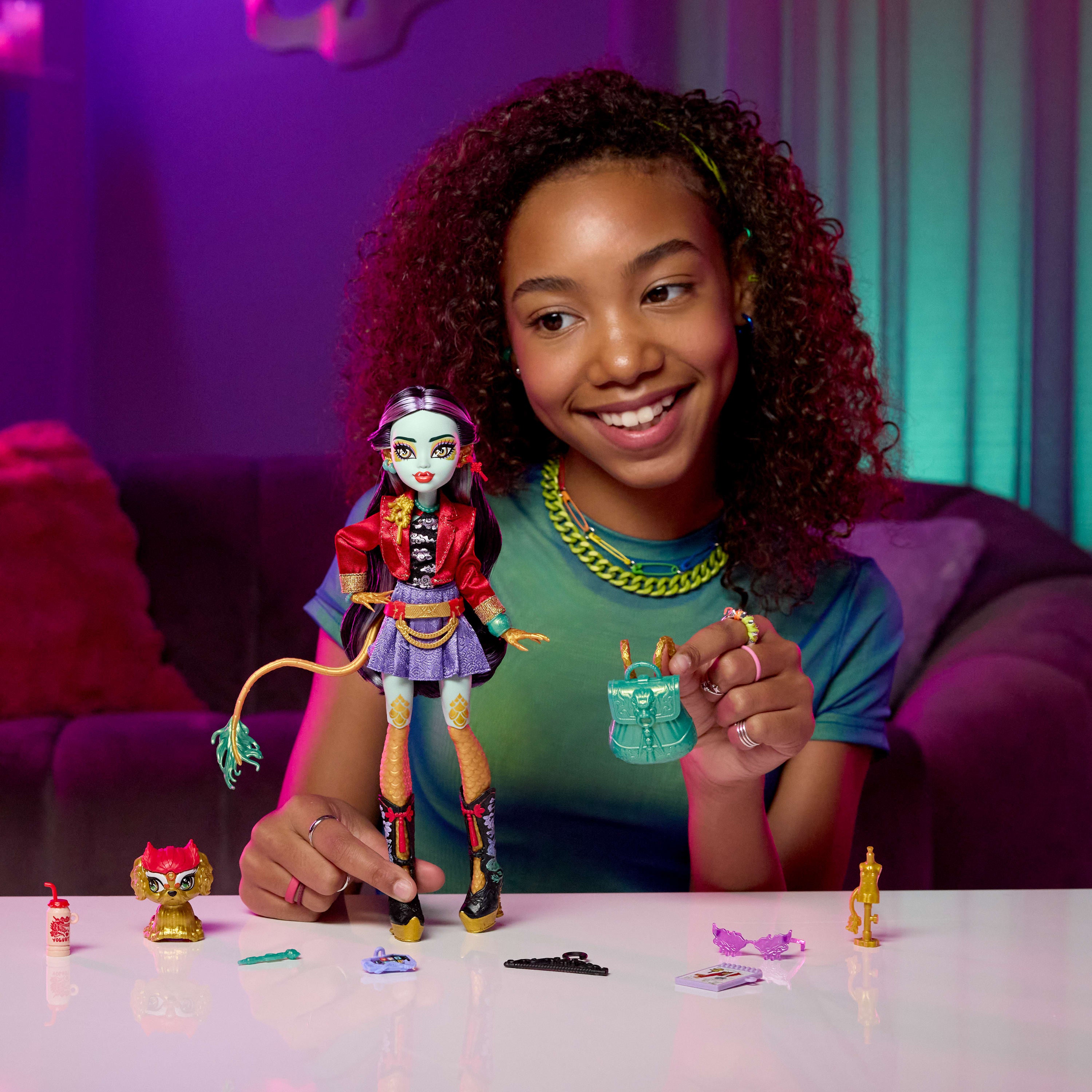 Monster High Jinafire Long bebek, köpekçiği Cloudy "Yun Yun" ve 7 aksesuar