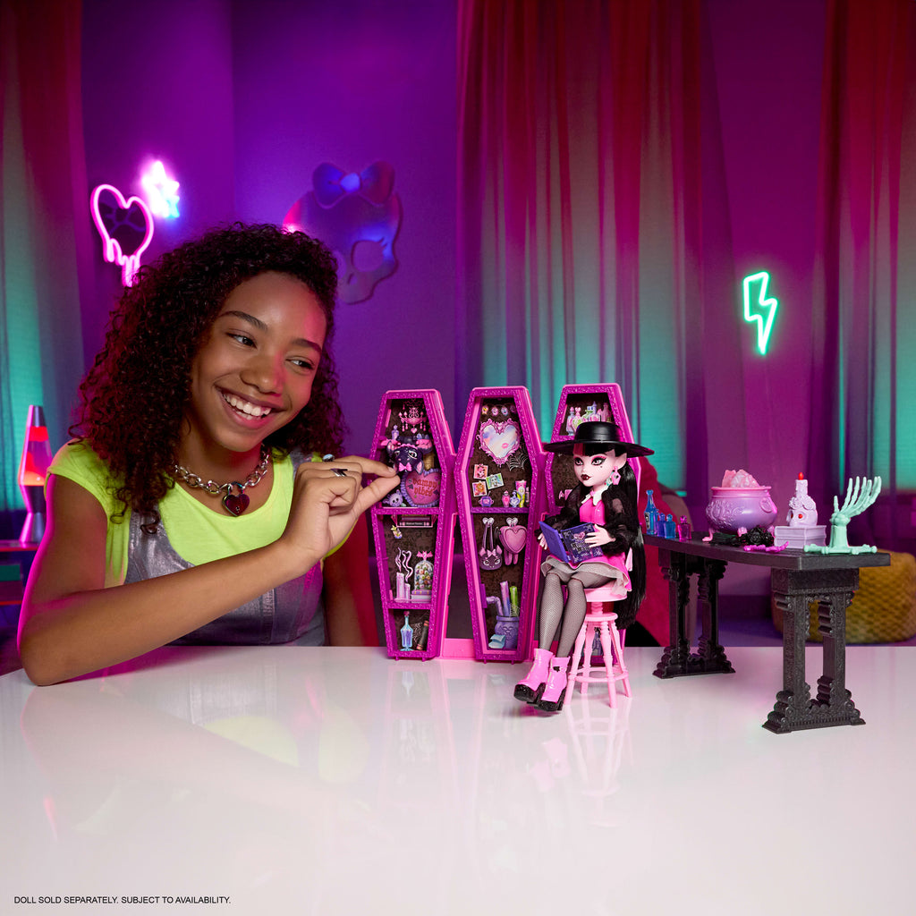 12'den fazla aksesuar ve sürpriz dönüşümler içeren Monster High Draculaura'nın Gizli İksir Odası oyun seti