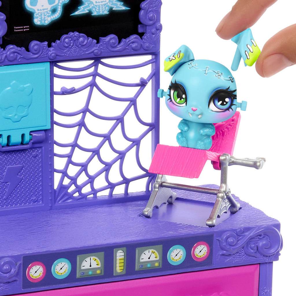 Monster High Frankie Stein Evcil Hayvan Kiti bebek ve evcil hayvanlı oyun seti, sayısız evcil hayvan kombinasyonu için 30'dan fazla aksesuar