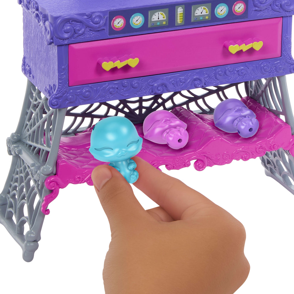 Monster High Frankie Stein Evcil Hayvan Kiti bebek ve evcil hayvanlı oyun seti, sayısız evcil hayvan kombinasyonu için 30'dan fazla aksesuar