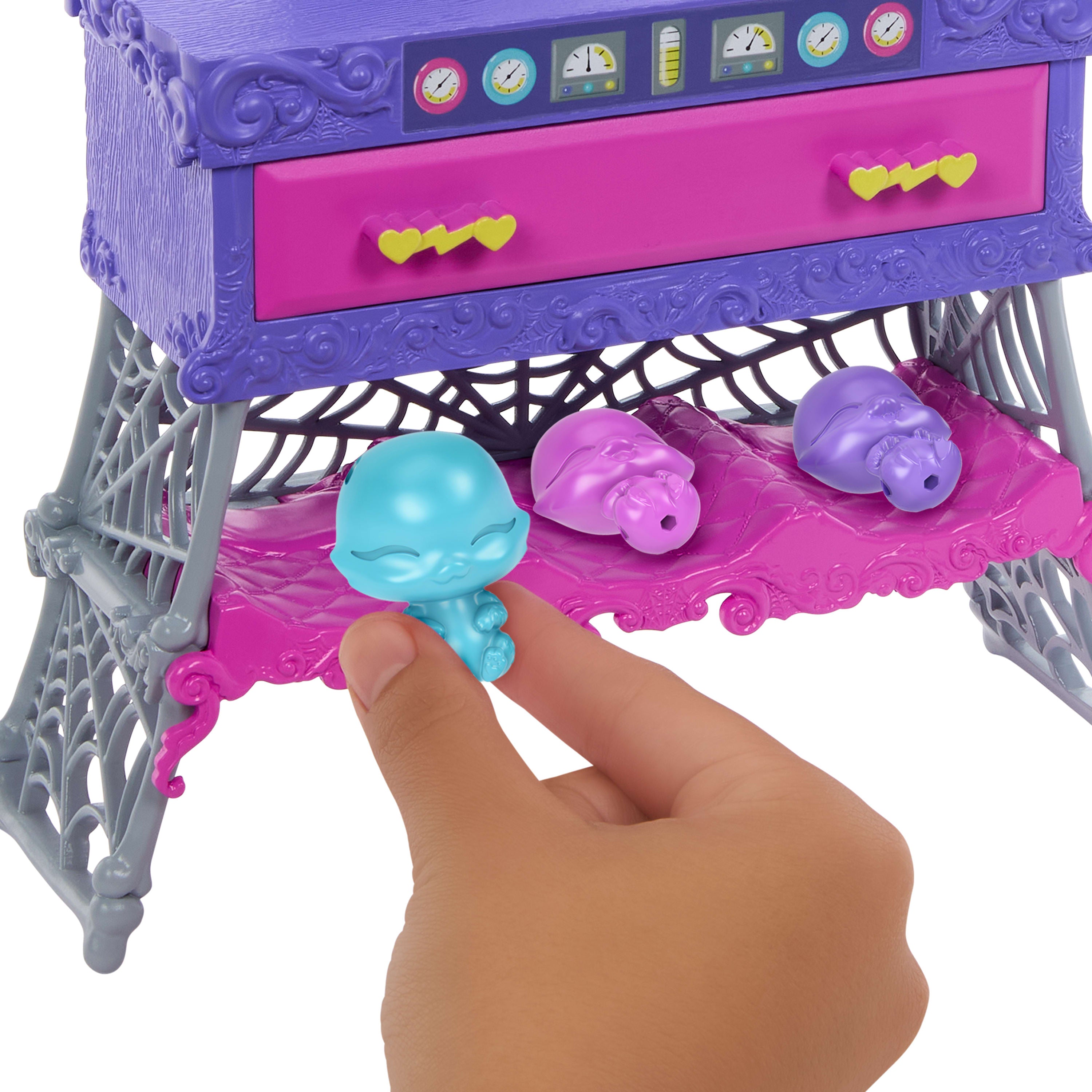 Monster High Frankie Stein Evcil Hayvan Kiti bebek ve evcil hayvanlı oyun seti, sayısız evcil hayvan kombinasyonu için 30'dan fazla aksesuar