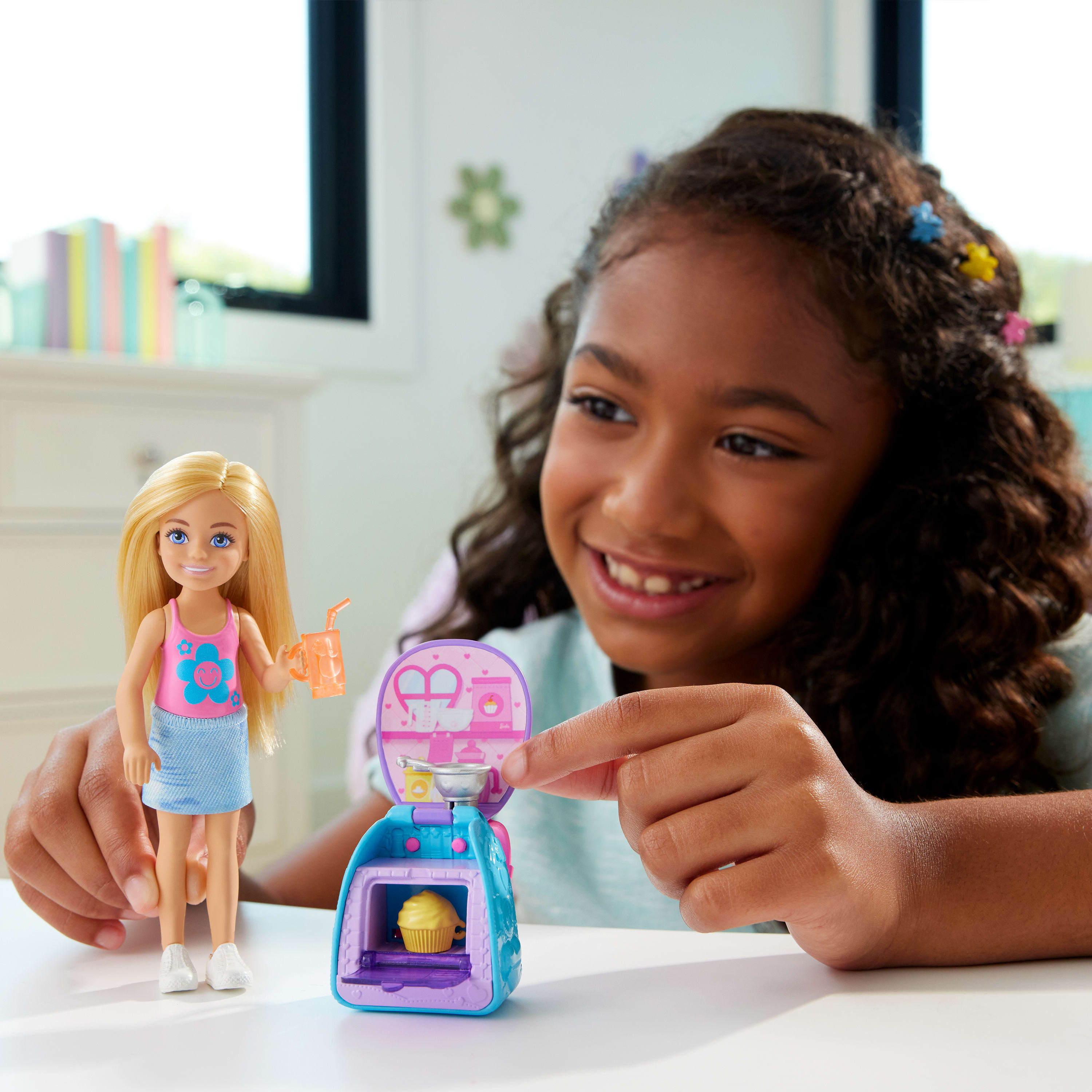 BARBIE Aile ve Dostlar Chelsea Kapkek Pişirme Çantası Chelsea bebek ve aksesuarları, oyuncak kapkek ile sırt çantası