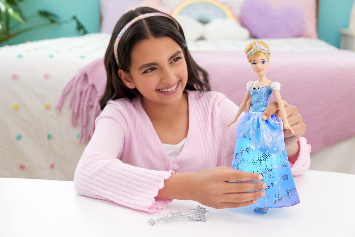 Işıklı ve sesli elbisesi ile filmden ilham alan Disney Prensesi Sihirli Balo Elbiseli Cinderella bebek