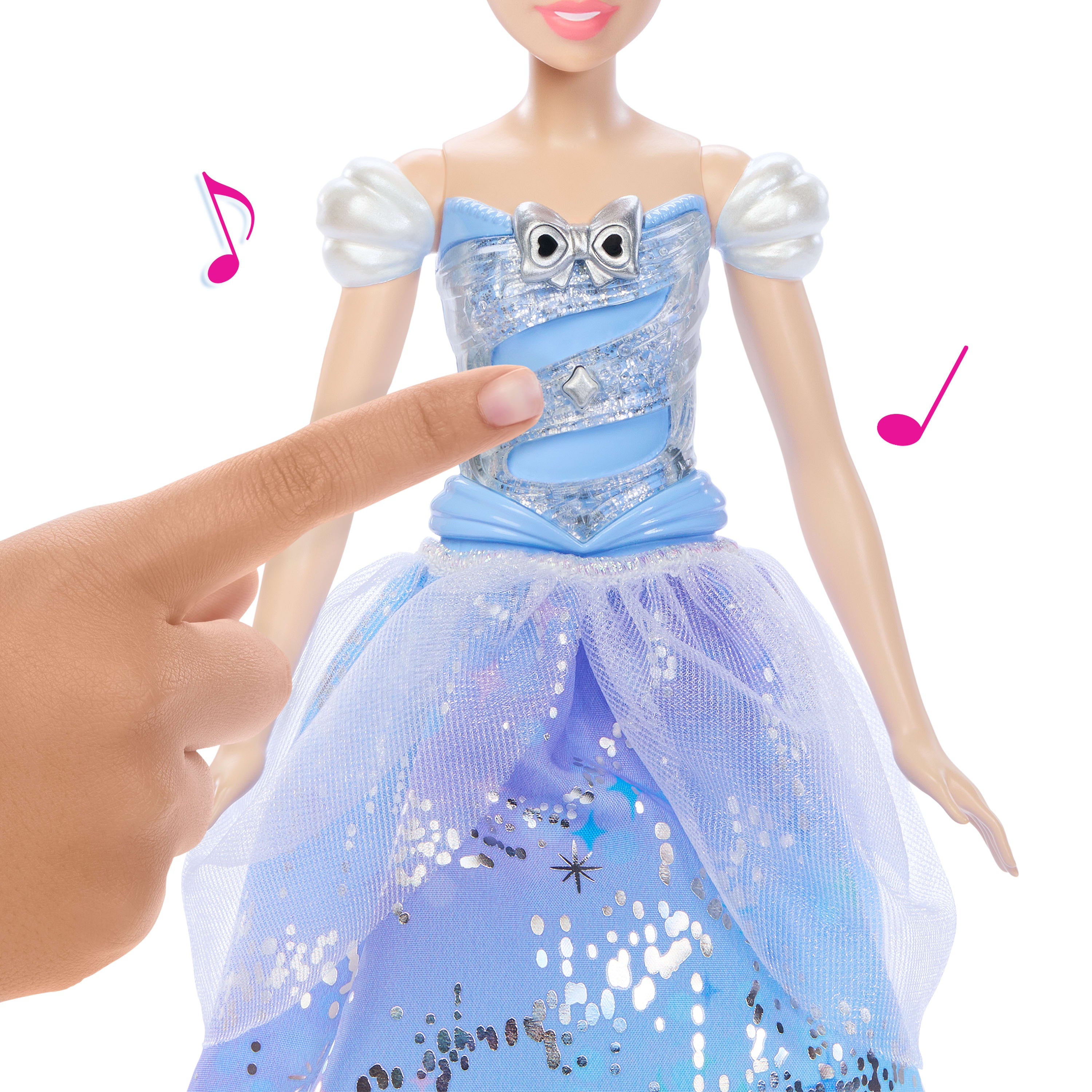 Işıklı ve sesli elbisesi ile filmden ilham alan Disney Prensesi Sihirli Balo Elbiseli Cinderella bebek