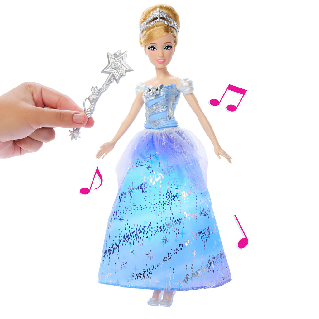 Işıklı ve sesli elbisesi ile filmden ilham alan Disney Prensesi Sihirli Balo Elbiseli Cinderella bebek