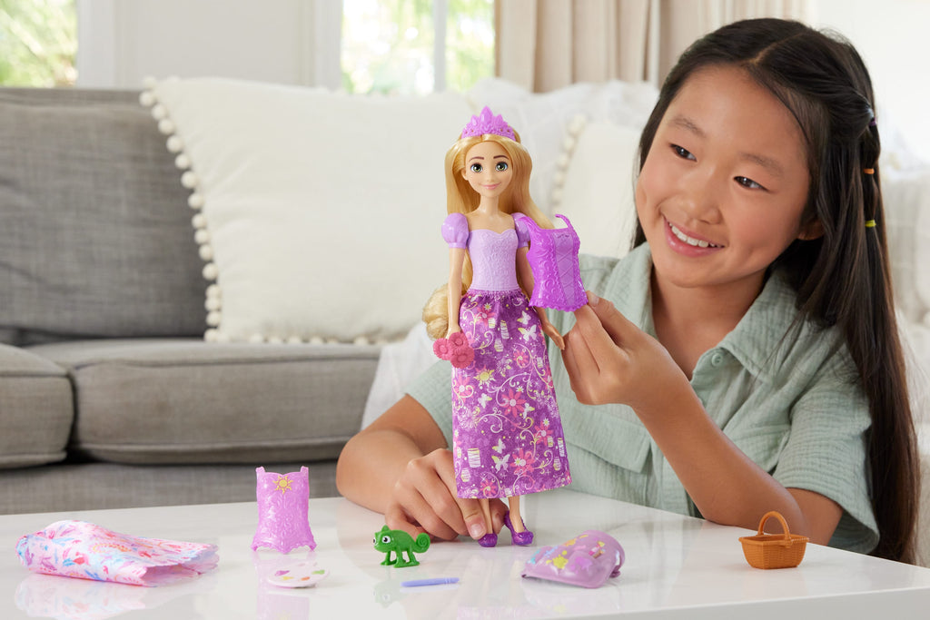 Disney Prensesi 2'si 1 Arada Hikayeler Rapunzel bebek, takılıp çıkarılabilen 2 büstiyer, 2 etek ve 9 aksesuar
