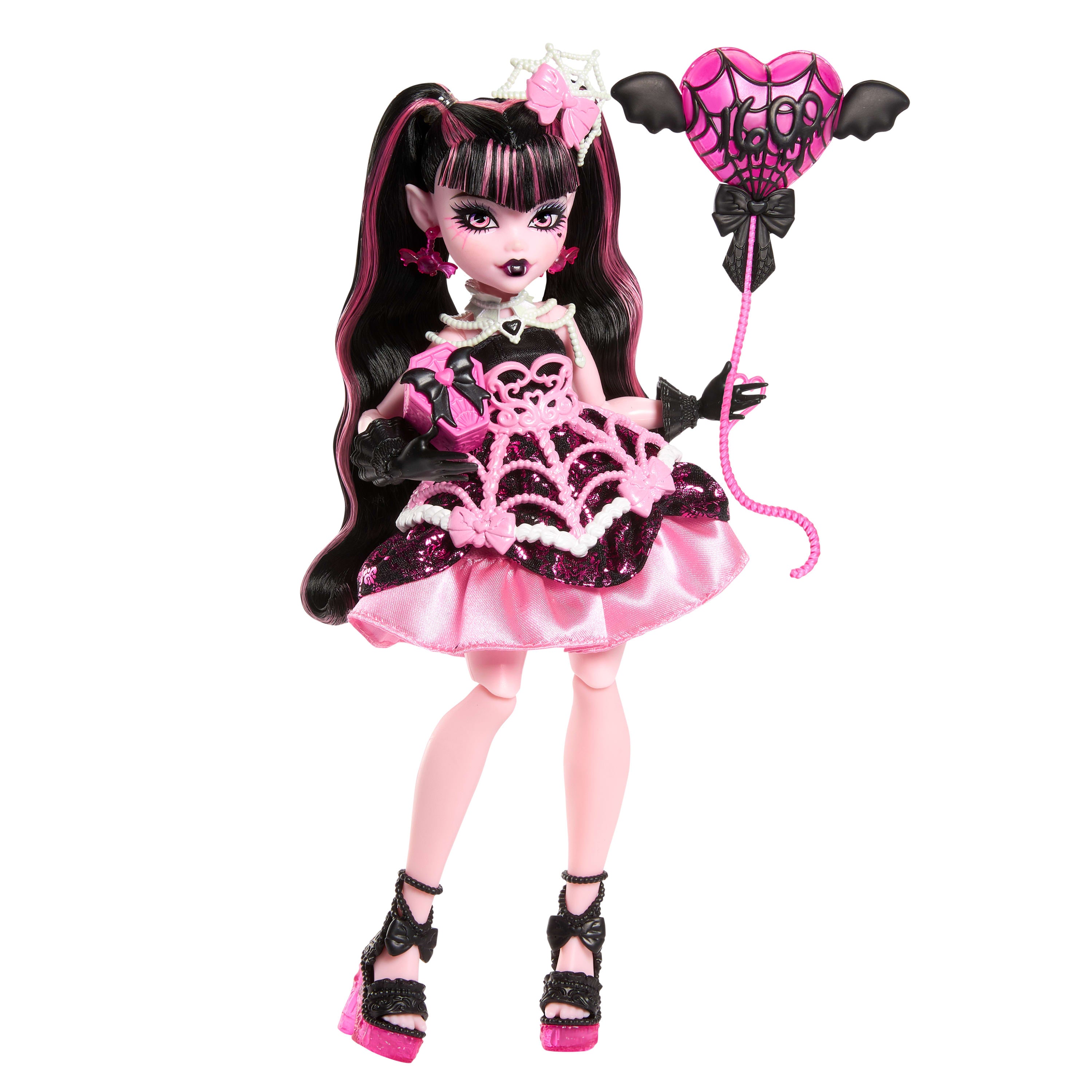 Parti elbisesi giyen ve bir elinde balon, diğer elinde hediyesini tutan Monster High Doğum Günü Draculaura bebek