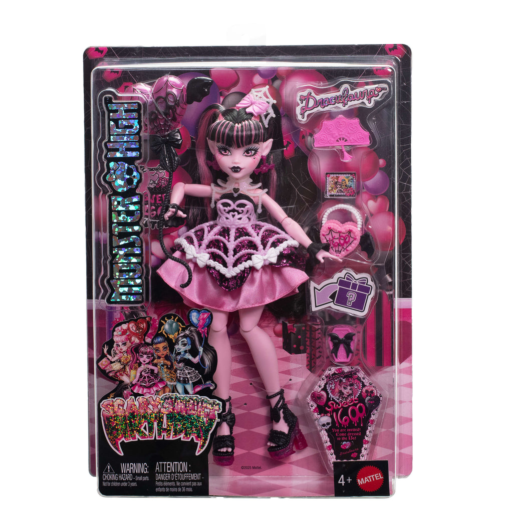 Parti elbisesi giyen ve bir elinde balon, diğer elinde hediyesini tutan Monster High Doğum Günü Draculaura bebek