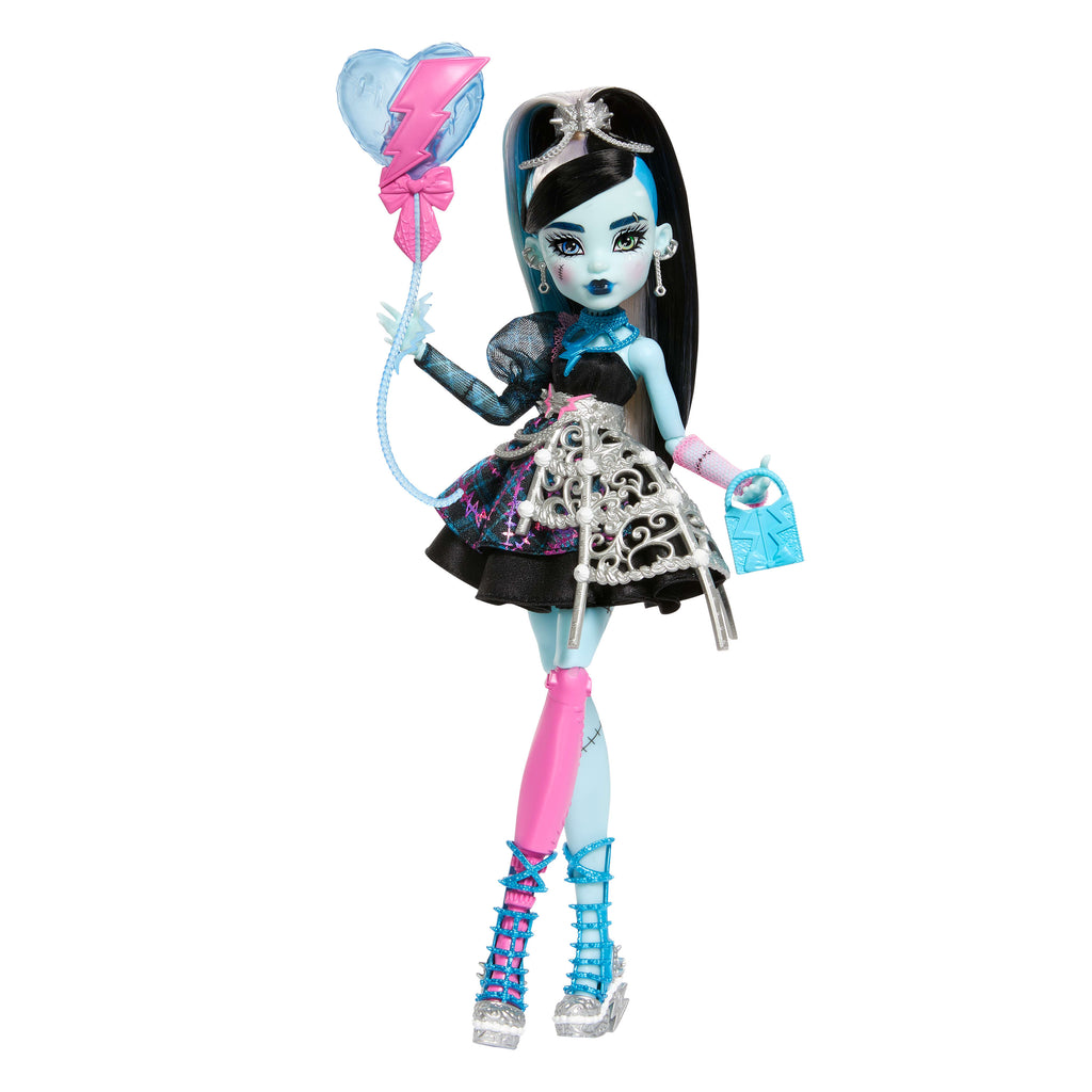 Parti elbisesi giyen ve bir elinde balon, diğer elinde hediyesini tutan Monster High Doğum Günü Frankie Stein bebek