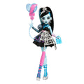 Parti elbisesi giyen ve bir elinde balon, diğer elinde hediyesini tutan Monster High Doğum Günü Frankie Stein bebek
