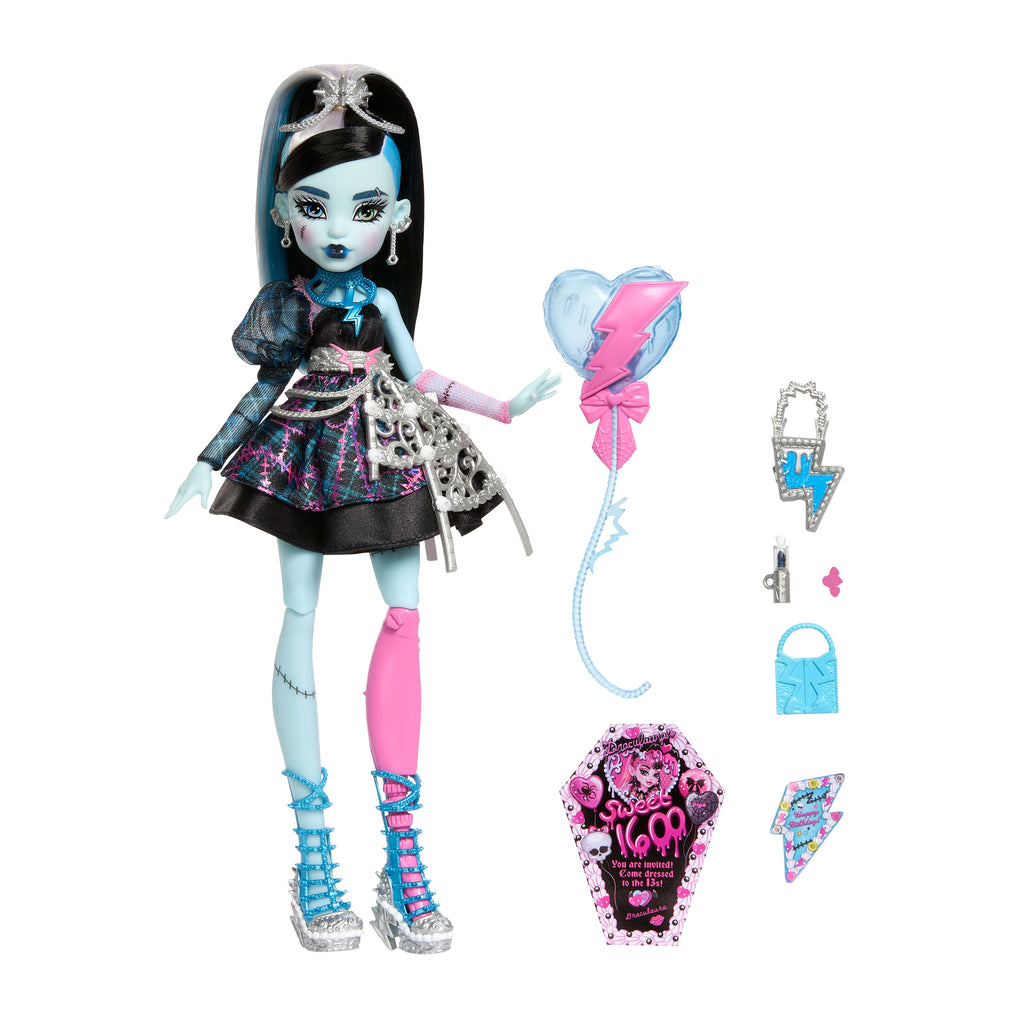 Parti elbisesi giyen ve bir elinde balon, diğer elinde hediyesini tutan Monster High Doğum Günü Frankie Stein bebek