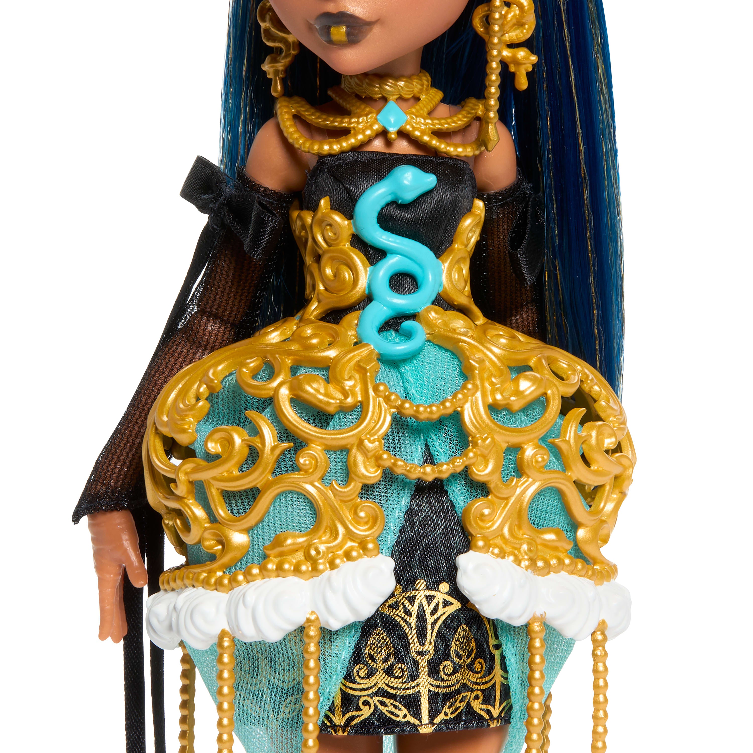 Parti elbisesi giyen ve bir elinde balon, diğer elinde hediyesini tutan Monster High Doğum Günü Cleo De Nile bebek