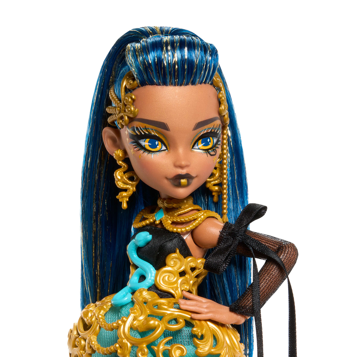 Parti elbisesi giyen ve bir elinde balon, diğer elinde hediyesini tutan Monster High Doğum Günü Cleo De Nile bebek