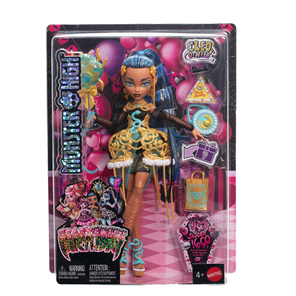Parti elbisesi giyen ve bir elinde balon, diğer elinde hediyesini tutan Monster High Doğum Günü Cleo De Nile bebek