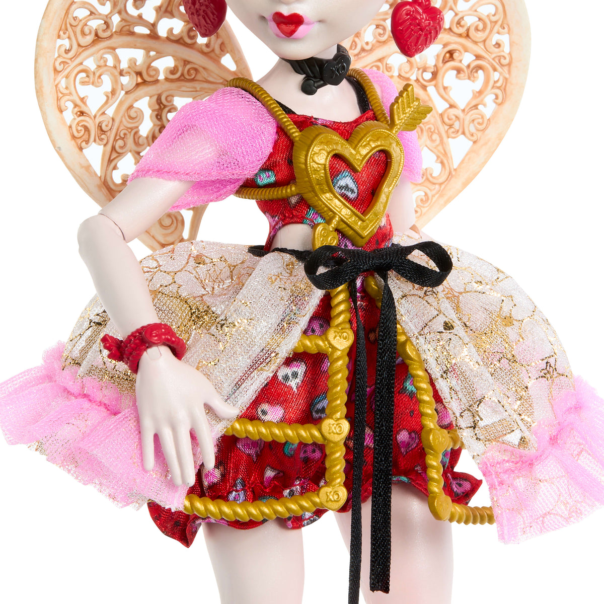 Parti elbisesi giyen ve bir elinde balon, diğer elinde hediyesini tutan Monster High Havalı Doğum Günü Cupid Asteria bebek