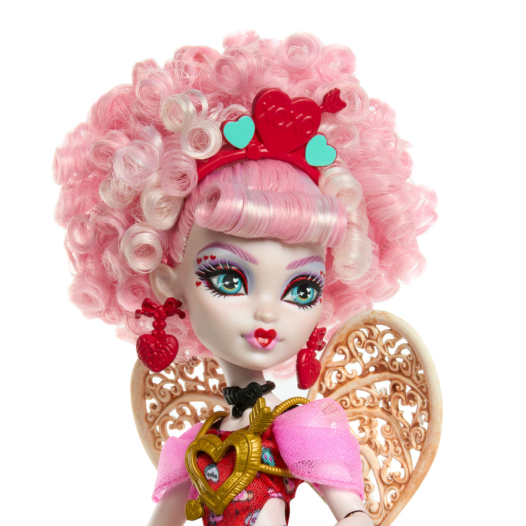 Parti elbisesi giyen ve bir elinde balon, diğer elinde hediyesini tutan Monster High Havalı Doğum Günü Cupid Asteria bebek