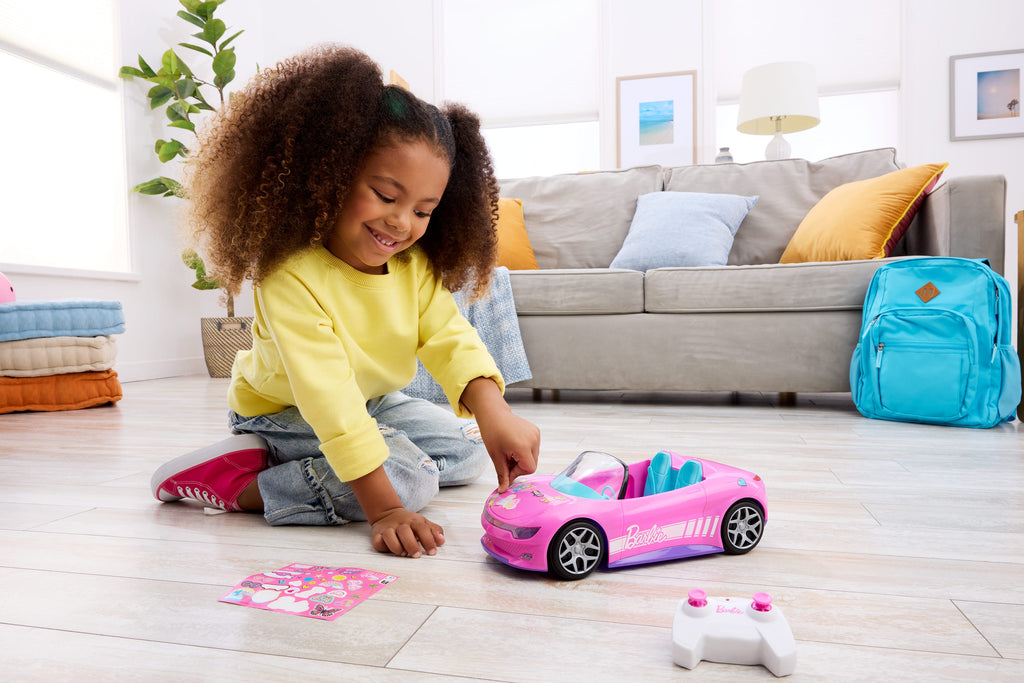 Hot Wheels Barbie uzaktan kumandalı ve şarj edilebilir üstü açık oyuncak araba, 2 Barbie bebeği taşıyabilir