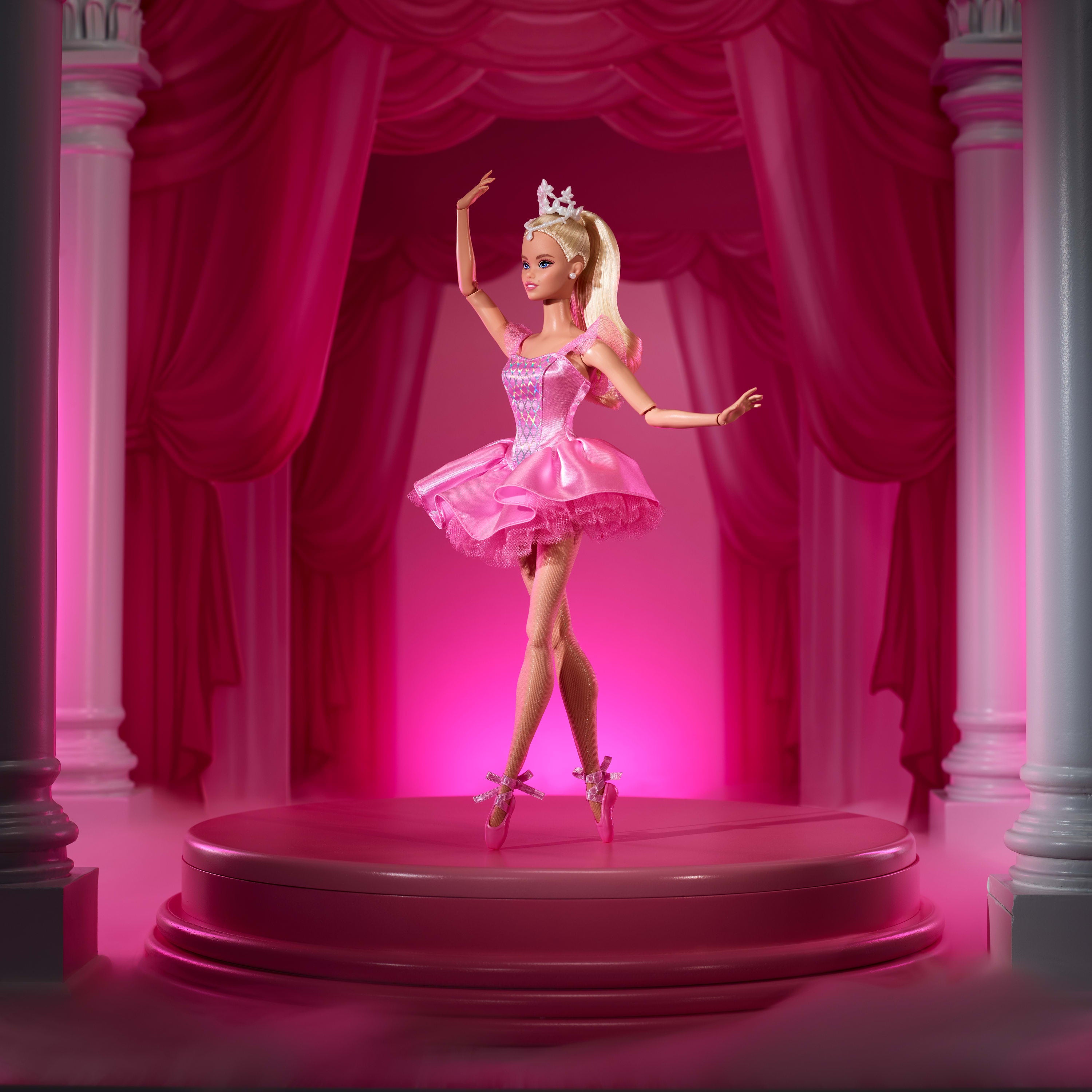 Satenimsi pembe tütüsüyle koleksiyona uygun Barbie Signature Balerin bebek