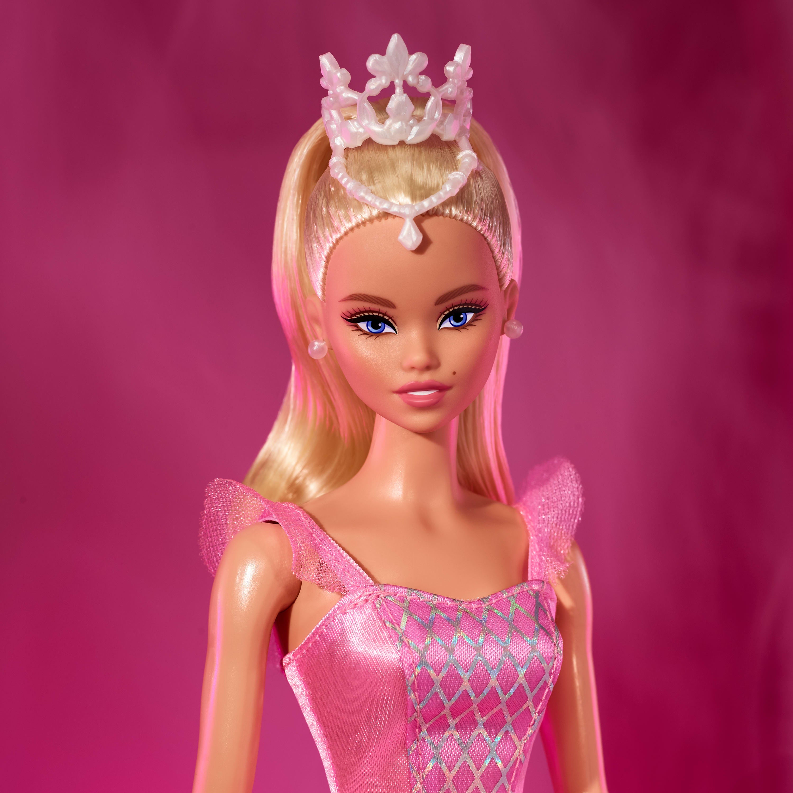 Satenimsi pembe tütüsüyle koleksiyona uygun Barbie Signature Balerin bebek
