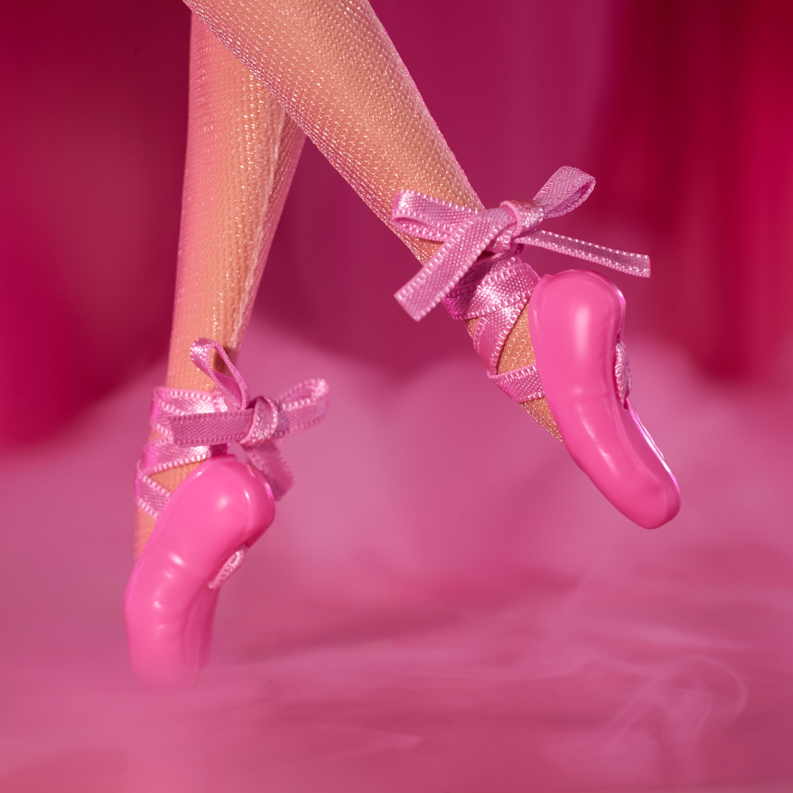 Satenimsi pembe tütüsüyle koleksiyona uygun Barbie Signature Balerin bebek