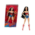 Mavi ve kırmızı renkli tek parça kıyafeti, altın renkli aksesuarları ve kementi ile Koleksiyona uygun Barbie Wonder Woman bebek