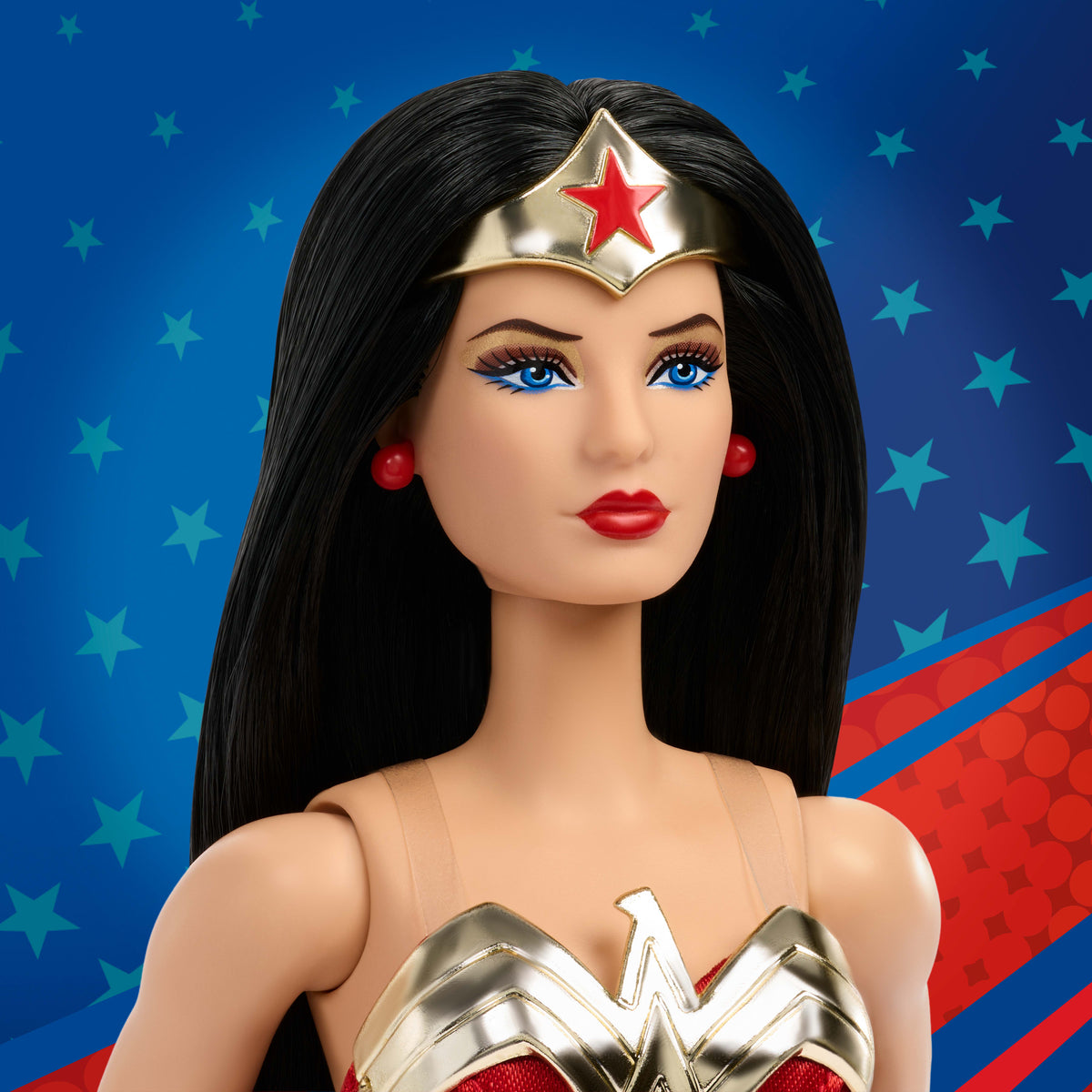 Mavi ve kırmızı renkli tek parça kıyafeti, altın renkli aksesuarları ve kementi ile Koleksiyona uygun Barbie Wonder Woman bebek
