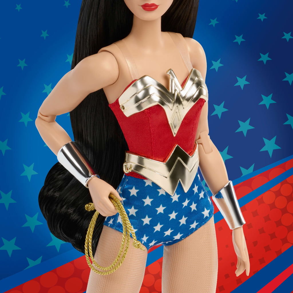 Mavi ve kırmızı renkli tek parça kıyafeti, altın renkli aksesuarları ve kementi ile Koleksiyona uygun Barbie Wonder Woman bebek