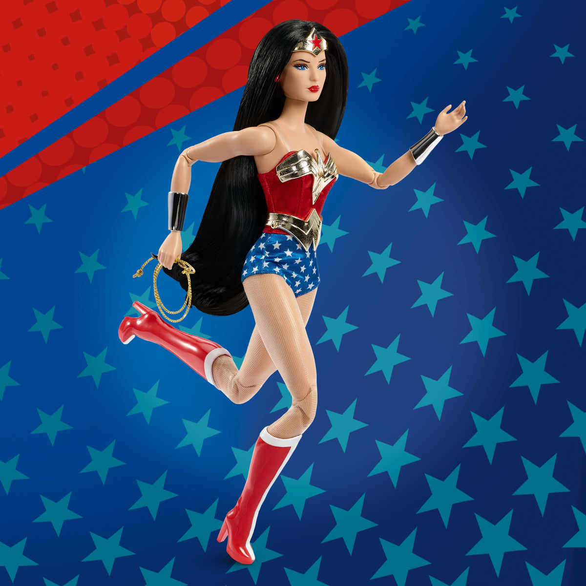 Mavi ve kırmızı renkli tek parça kıyafeti, altın renkli aksesuarları ve kementi ile Koleksiyona uygun Barbie Wonder Woman bebek